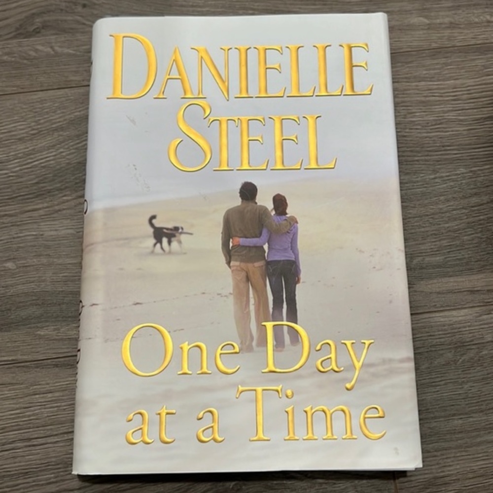 ⭐️3 for $25⭐️ Hardcover | One Day At A Time by Danielle Steel